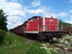 V 60 der WFL mit einer bergabe mit beladenen Holzwagen im Bahnhof von Hagenow Stadt nach Bad Kleinen am 06.07.2006