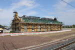 Unverändert zu meinem letzten Besuch, zeigte sich der eingerüstete Lokschuppen am 16.06.2023 in Halle (S) Hbf.