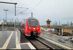 Der aus dem Cottbuser Netz stammende S-Bahn-Hamster 442 638 (Bombardier Talent 2) legt auf seiner  Dienstfahrt  durch Gleis 7 von Halle(Saale)Hbf einen Signalhalt am Wasserturm ein.