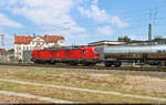 193 395-1 (Siemens Vectron) fährt unter anderem mit Kesselwagen in die Zugbildungsanlage (ZBA) Halle (Saale) ein und wurde vorher noch vom Bahnsteig 12/13 in Halle(Saale)Hbf abgelichtet.