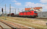 Gemischter Gz verlässt mit 193 384-5 (Siemens Vectron) die Zugbildungsanlage (ZBA) Halle (Saale) in südlicher Richtung und passiert dabei den Bahnsteig 12/13 von Halle(Saale)Hbf.

🧰 DB Cargo
🕓 9.6.2023 | 13:24 Uhr