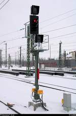 Blick auf ein Hp 0 anzeigendes Ks-Signal in Halle(Saale)Hbf, an dem noch der verspätete ICE 1539 (Linie 15) von Frankfurt(Main)Hbf nach Berlin Südkreuz warten muss.