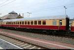 Blick auf einen Personenwagen der Gattung  Apmz  (56 80 18-95 001-0 D-AKE) der AKE Eisenbahntouristik, der im AKE 50 von Weimar nach Ostseebad Binz mit Zuglok 113 309-9 (E10 1309) eingereiht ist und