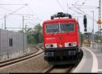 Nachschuss auf 155 053-8 (kalt) mit 246 049-2 der Eisenbahn-Bau- und Betriebsgesellschaft Pressnitztalbahn mbH (PRESS) als Lokzug, der den Interimsbahnsteig Halle(Saale)Hbf Gl.