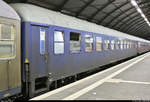 Blick auf einen Schnellzugwagen der Gattung  BDms 272  (56 80 22-30 745-4 D-SVG) der Schienenverkehrsgesellschaft mbH (SVG), der in SDZ 56594 alias  HFC-Fankurven-Express  von München Hbf mit