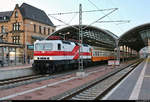 143 822-5 (243 822-4 |  Weiße Lady ) der Erfurter Bahnservice GmbH (EBS) als DPE 92157  Rennsteig-Express  von Berlin-Lichtenberg nach Meiningen steht in Halle(Saale)Hbf auf Gleis 9.