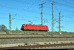 187 126-8 DB als Tfzf rangiert in Halle (Saale), Karl-von-Thielen-Straße (Gebiet der DR), auf der Ostumfahrung für den Güterverkehr, um wenig später einen Schüttgutzug in