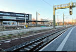 Zwei Tage nach der offiziellen Inbetriebnahme der Westseite in Halle(Saale)Hbf (Gleise 4–7) laufen die Arbeiten auf den seit dem 28.11.2019 gesperrten, noch zu erneuernden Gleisen 1 bis 3 auf