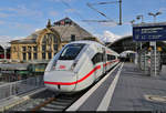812 218-4 (Tz 9218)  wiedersehen-mit-den-liebsten.de  steht in Halle(Saale)Hbf auf Gleis 7 neben dem Empfangsgebäude.