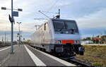 189 842-8 (Siemens ES64F4-842) in Halle(Saale)Hbf auf Gleis 8 beim Warten auf Weiterfahrt als Tfzf in südliche Richtung.
