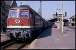 132415 wartet am 18.03.1990 vor einem Schnellzug im HBF Halle an der Saale auf die Weiterfahrt.