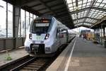 1442 609 und 1442 114 (Bombardier Talent 2) der S-Bahn Mitteldeutschland als S 37579 (S5) nach Altenburg stehen in ihrem Startbahnhof Halle(Saale)Hbf bereit.