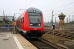 DABpbzfa mit Schublok 146 018 der Elbe-Saale-Bahn (DB Regio Südost) als RE 16203/RE 16311 (RE20) von Stendal nach Naumburg(Saale)Hbf erreicht Halle(Saale)Hbf auf Gleis 4. [24.9.2017 - 8:48 Uhr]