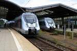 9442 611 und 9442 120 (Bombardier Talent 2) von Abellio Rail Mitteldeutschland als RE 74709 (RE9) von Kassel-Wilhelmshöhe nach Bitterfeld treffen auf zwei 1442 der S-Bahn Mitteldeutschland (DB Regio Südost) als S 37345 (S3) nach Geithain in Halle(Saale)Hbf. [9.9.2017 | 15:00 Uhr]