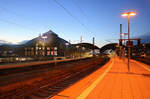 Blaue Stunde: Zu sehen sind die Bahnsteige 4 bis 6 der Westseite samt Bahnhofsgebäude in Halle(Saale)Hbf.
