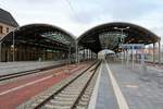 Die neue Ostseite in Halle(Saale)Hbf mit Blick auf die Bahnsteige 8/9 und 10/11 in nördlicher Richtung.