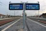 Blick auf einen Zugzielanzeiger in Halle(Saale)Hbf auf Bahnsteig 10/11 der neuen Ostseite. Die Beleuchtung befindet sich im Übrigen als separater Mast dahinter und nicht auf dem Anzeiger. ;-) [2.12.2017 | 15:18 Uhr]