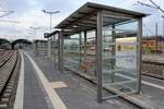 Blick auf ein Wartehäuschen auf Bahnsteig 10/11 der Ostseite in Halle(Saale)Hbf.