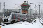 9442 ??? und 9442 119 (Bombardier Talent 2) von Abellio Rail Mitteldeutschland als RE 74710 (RE9) von Bitterfeld nach Kassel-Wilhelmshöhe erreichen Halle(Saale)Hbf auf Gleis 8 bei Schneetreiben.