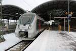 Zwei 9442 (Bombardier Talent 2) von Abellio Rail Mitteldeutschland als verspäteter RE 74709 (RE9) von Kassel-Wilhelmshöhe nach Bitterfeld stehen in Halle(Saale)Hbf auf Gleis 9.