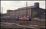 143366 steht mit einer alten Personenzug Garnitur am 26.4.1992 im HBF Halle.