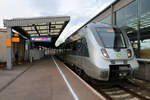 1442 133 und 1442 128 (Bombardier Talent 2) der S-Bahn Mitteldeutschland (DB Regio Südost) als S 37351 (S3) nach Markkleeberg-Gaschwitz stehen in ihrem Startbahnhof Halle(Saale)Hbf auf Gleis 1a.