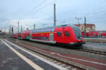 DABpbzfa mit Schublok 146 024 der Elbe-Saale-Bahn (DB Regio Südost) als RE 16325 (RE30) von Magdeburg Hbf erreicht seinen Endbahnhof Halle(Saale)Hbf auf Gleis 10 E-G.