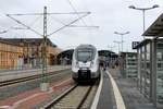 9442 313 (Bombardier Talent 2) von Abellio Rail Mitteldeutschland als RE 74586 (RE18) nach Saalfeld(Saale) steht in seinem Startbahnhof Halle(Saale)Hbf auf Gleis 10 A-C.