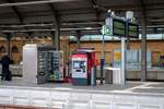 Automaten-Nachfüllung mit Snacks und Getränken neben DB- und Abellio-Fahrkartenautomat, deren Entwertern sowie Zugzielanzeige in Halle(Saale)Hbf auf Bahnsteig 10/11. [28.12.2017 | 14:23 Uhr]