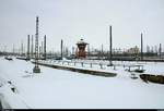 Blick auf die Bauarbeiten der Westseite in Halle(Saale)Hbf im Rahmen der VDE 8 bei Neuschnee und mit dem markanten Wasserturm im Hintergrund.