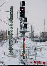 Blick auf ein Ks-Signal in Halle(Saale)Hbf auf Gleis 8, das für den verspäteten ICE 709 (Linie 18) von Hamburg-Altona nach München Hbf noch Hp 0 anzeigt.