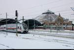 Blick auf die verschneiten Gleise von Halle(Saale)Hbf mit DBpbzfa 668.2 als verspäteter IC 2444 (Linie 55) von Dresden Hbf nach Hannover Hbf abweichend auf Gleis 11 und einem ICE im Hintergrund.