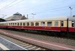 Blick auf einen Klimatisierten Gesellschaftswagen, auch als  Clubwagen  bezeichnet, der Gattung  WGmh  (56 80 89-80 600-0 D-AKE) der AKE Eisenbahntouristik, der im AKE 50 von Weimar nach Ostseebad