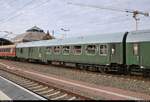 Blick auf einen Halbgepäckwagen der Gattung  BDs  (61 80 89-40 021-1 D-DME) der Dampf-Plus GmbH, der im SDZ 56744 von Naumburg(Saale)Hbf nach Warnemünde mit 18 201 der Dampf-Plus GmbH und 143 005-7 (243 005-6) der Traditionsgemeinschaft Bw Halle P e.V. eingereiht ist und Halle(Saale)Hbf auf Gleis 9 verlässt.
[11.8.2018 | 8:15 Uhr]