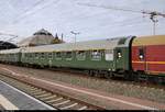 Blick auf einen Personenwagen der 1. Klasse der Gattung  A  (ex 51 80 19-40 036-6 D-SVC) der Dampf-Plus GmbH, der im SDZ 56744 von Naumburg(Saale)Hbf nach Warnemünde mit 18 201 der Dampf-Plus GmbH und 143 005-7 (243 005-6) der Traditionsgemeinschaft Bw Halle P e.V. eingereiht ist und Halle(Saale)Hbf auf Gleis 9 verlässt.
[11.8.2018 | 8:15 Uhr]