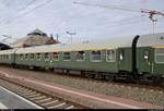 Blick auf einen Personenwagen der 1. Klasse der Gattung  A  (56 80 1945 106-7 D-SVC, ex 51 80 19-45 106-2) der Dampf-Plus GmbH, der im SDZ 56744 von Naumburg(Saale)Hbf nach Warnemünde mit 18 201 der Dampf-Plus GmbH und 143 005-7 (243 005-6) der Traditionsgemeinschaft Bw Halle P e.V. eingereiht ist und Halle(Saale)Hbf auf Gleis 9 verlässt.
[11.8.2018 | 8:15 Uhr]