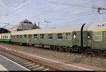 Blick auf einen Personenwagen der 1. Klasse der Gattung  A  (56 80 1945 107-5 D-SVC, ex 51 80 19-45 107-0) der Dampf-Plus GmbH, der im SDZ 56744 von Naumburg(Saale)Hbf nach Warnemünde mit 18 201 der Dampf-Plus GmbH und 143 005-7 (243 005-6) der Traditionsgemeinschaft Bw Halle P e.V. eingereiht ist und Halle(Saale)Hbf auf Gleis 9 verlässt.
[11.8.2018 | 8:15 Uhr]