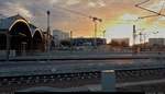 Abendliche Stimmung in Halle(Saale)Hbf, während die Sonne bald hinter den Hochhäusern verschwindet.
Aufgenommen vom Interimsbahnsteig Halle(Saale)Hbf Gl. 13a.
[24.9.2018 | 18:41 Uhr]