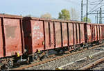 Blick auf einen vierachsigen offenen Güterwagen der Gattung  Eaos-x  (31 80 5403 365-5 D-DB) der DB, der in einem gemischten Gz mit 185 364-7 DB eingereiht ist und den Interimsbahnsteig
