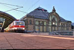 143 822-5 (243 822-4 |  Weiße Lady ) der Erfurter Bahnservice GmbH (EBS) als DPE 92150  Rennsteig-Express  von Meiningen nach Berlin-Lichtenberg steht während der blauen Stunde in Halle(Saale)Hbf auf Gleis 8.
Auf diesem Bild wurden Lok und Empfangsgebäude in Szene gesetzt. Diese beiden Motive passen durchaus zusammen, schließlich war die damalige  Weiße Lady  (212 001) als Versuchslok der später in Serie gefertigten 243er (heute 143) bei LEW Hennigsdorf für mehrere Jahre im Bw Halle P stationiert. Bei der hier gezeigten Maschine handelt es sich nur um ein Imitat, denn sie wurde lediglich in die typische Farbgebung umlackiert.
Auf diesem Bild sieht man das Original vor guten 35 Jahren an etwa derselben Stelle:
https://de.wikipedia.org/wiki/Datei:E-Lok_212_001_Halle_Hbf.jpg
[16.2.2019 | 7:09 Uhr]