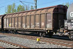 Blick auf einen zweiachsigen, großräumigen Schiebewandwagen der Gattung  Hbbillns 305  (21 80 2459 238-6 D-DB) der DB, der in einem gemischten Gz mit 155 087-0 Railpool, vermietet an die DB,