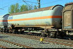 Blick auf einen Kesselwagen für Dimethylamin, wasserfrei (23 - brennbares Gas), der Gattung  Zags  (33 80 7811 334-1 D-VTG) der VTG Rail Logistics GmbH, der in einem gemischten Gz mit 155 087-0