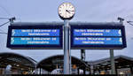  Herzlich Willkommen zur Inbetriebnahme.  hieß es am ersten Adventssonntag in Halle(Saale)Hbf, als die Westseite samt neuem Sanitärbereich und denkmalgerecht rekonstruierten Arkaden feierlich wiedereröffnet wurden, nachdem im November 2017 die Bauarbeiten auf der Ostseite und im Juni 2018 in der Zugbildungsanlage Halle (ZBA) beendet waren. Seit September 2014 wird der Knoten Halle (Saale) im Rahmen des Verkehrsprojekts Deutsche Einheit Nr. 8 (VDE 8) grundlegend umgebaut bzw. modernisiert.
Neben einem musikalischen Rahmenprogramm, Redebeiträgen von Projektverantwortlichen sowie kleinen vorweihnachtlichen Überraschungen der dort ansässigen Händler konnten natürlich auch die neuen Bahnsteige 4/5 und 6/7 auf eigene Faust oder im Rahmen von Führungen in Besitz genommen werden.

Mit meinen Aufnahmen möchte ich Euch daher für die nächsten Tage zu einem kleinen Rundgang über die modernisierten Anlagen von Sachsen-Anhalts wichtigstem Verkehrsknotenpunkt einladen und, so gut es geht, interessantes Hintergrundwissen beisteuern.

(Bild 1)
[1.12.2019 | 16:16 Uhr]