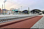 Die neue Westseite in Halle(Saale)Hbf: ein Rundgang (Bild 8)
***
Am ersten Adventssonntag wurden im Knoten Halle (Saale) die Bahnsteige 4/5 und 6/7 samt neuem Sanitärbereich und denkmalgerecht rekonstruierten Arkaden feierlich wiedereröffnet. In einer kleinen virtuellen Führung möchte ich Euch die modernisierten Anlagen vorstellen.

Hier befinde ich mich wieder auf dem sanierten ehemaligen Postbahnsteig und blicke auf die Westseite in nördlicher Richtung.
Insgesamt wurden bei diesem Umbau acht Kilometer Gleis und 26 Weichen neu verbaut.
Bild 6 der Serie zeigt die Bahnsteige aus anderer Sicht, fotografiert von derselben Position.

[1.12.2019 | 15:25 Uhr]