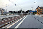 Die neue Westseite in Halle(Saale)Hbf: ein Rundgang (Bild 26)
***
Am ersten Adventssonntag wurden im Knoten Halle (Saale) die Bahnsteige 4/5 und 6/7 samt neuem Sanitärbereich und denkmalgerecht rekonstruierten Arkaden feierlich wiedereröffnet. In einer kleinen virtuellen Führung möchte ich Euch die modernisierten Anlagen vorstellen.

Ein Stück weiter südlich kann noch einmal die gesamte Bahnsteigüberdachung der Westseite betrachtet werden. Man erkennt deutlich, dass die Bahnsteighalle der Gleise 1 und 2 (links) sich merklich von den anderen beiden abhebt. Das liegt daran, dass diese erst im Zuge von Kapazitätserweiterungen Mitte der 1930er-Jahre neben dem bestehenden Bau errichtet wurde.
Drei Jahre nach der Eröffnung der S-Bahn Halle (Saale) am 27.9.1969 wurde neben Gleis 1 ein zusätzliches Gleis namens 1a Richtung Halle-Trotha gebaut.
Ausgehend vom Zugang Ernst-Kamieth-Straße, wird während der Umbauarbeiten die Bahnsteignummerierung geändert. Statt von 1a und 1–12, zählt man nun von 1 bis 13. Somit befinden wir uns hier auf dem ehemaligen Bahnsteig 5/6.

[1.12.2019 | 16:00 Uhr]