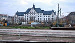 Die neue Westseite in Halle(Saale)Hbf: ein Rundgang (Bild 44)
***
Am ersten Adventssonntag wurden im Knoten Halle (Saale) die Bahnsteige 4/5 und 6/7 samt neuem Sanitärbereich und denkmalgerecht rekonstruierten Arkaden feierlich wiedereröffnet. In einer kleinen virtuellen Führung möchte ich Euch die modernisierten Anlagen vorstellen.

Südlich der Bahnsteighalle hat man einen guten Blick auf das ehemalige Gebäude der Reichsbahndirektion (Rbd) Halle (Saale), in dem heute das Landesverwaltungsamt untergebracht ist. 1895 errichtet, diente das Gebäude bis 1920 zunächst den Preußischen Staatsbahnen als  Königliche Eisenbahndirektion Halle .
Im Vordergrund befindet sich noch die bis Februar 2021 verbleibende Baustelle auf den Gleisen 1 bis 3 (ehem. 1a, 1 und 2).
Aufgenommen vom Bahnsteig 4/5.

[1.12.2019 | 16:21 Uhr]