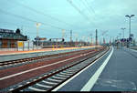 Die neue Westseite in Halle(Saale)Hbf: ein Rundgang (Bild 45)
***
Am ersten Adventssonntag wurden im Knoten Halle (Saale) die Bahnsteige 4/5 und 6/7 samt neuem Sanitärbereich und denkmalgerecht rekonstruierten Arkaden feierlich wiedereröffnet. In einer kleinen virtuellen Führung möchte ich Euch die modernisierten Anlagen vorstellen.

Fast geschafft!
Außerhalb der Bahnsteighalle schauen wir bei einsetzender Dunkelheit auf den südlichen Teil der beiden eröffneten Bahnsteige 4/5 und 6/7.
Die Beleuchtung scheint noch nicht überall reibungslos zu funktionieren.
In weniger als 12 Stunden wird hier der erste Zug über die neuen Gleise rollen...

[1.12.2019 | 16:20 Uhr]