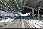 Halle(Saale)Hbf – die neuen Bahnsteige 1 und 2/3

Der seit einem Monat genutzte Bahnsteig 2/3 unter dem Bahnhofsdach, das wegen großer Schneemassen kein Licht einfallen lässt.
Mit der Modernisierung des gesamten Hauptbahnhofs wurden zudem die Gleisnummern geändert. Früher befand sich hier der Bahnsteig 1/2.

🕓 11.2.2021 | 12:58 Uhr