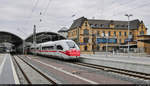 812 213-3 (Tz 9213) mit roter Maske steht in Halle(Saale)Hbf auf Gleis 6 - direkt an der Rückseite des Empfangsgebäudes.