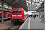 101 080-0 steht mit Zuglok 101 066-9  #Einziganders  in Halle(Saale)Hbf auf Gleis 9.
Diese Garnitur sprang, wie so oft, für einen ausgefallenen IC2 ein.

🧰 DB Fernverkehr
🚝 IC 2049 (Linie 55) Köln Hbf–Dresden Hbf
🕓 22.4.2021 | 16:57 Uhr